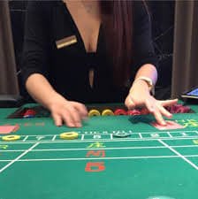 Meja Baccarat live Bata77 dealer profesional kartu live streaming HD kasino online Indonesia